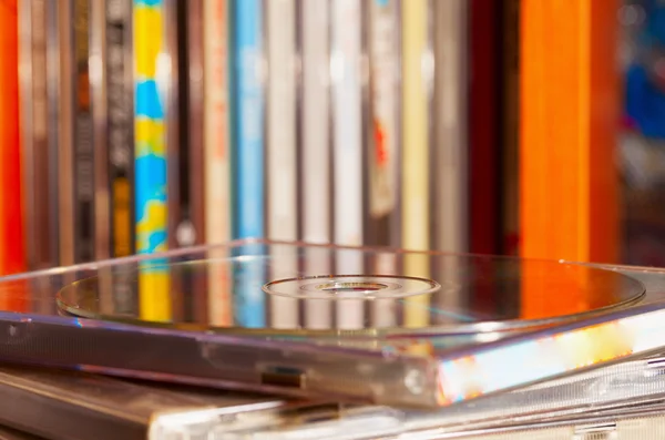 Cd's en cd's op achtergrond — Stockfoto