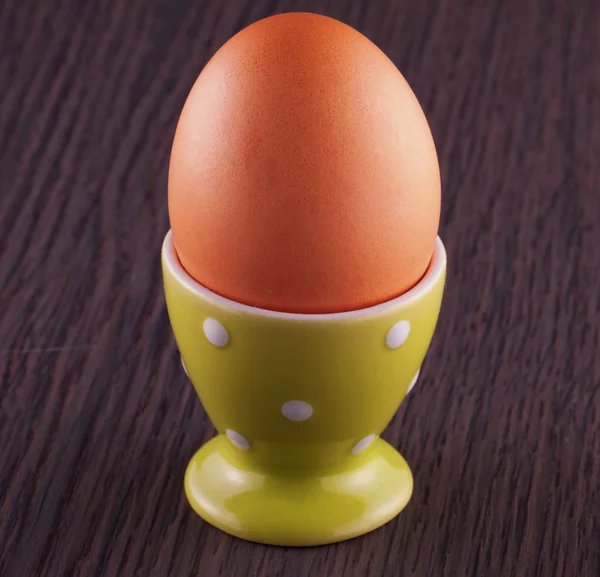 Eggcup içinde yumurta — Stok fotoğraf