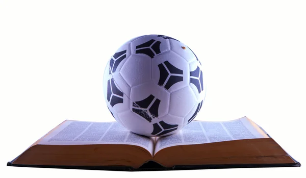 Voetbal over boek — Stockfoto