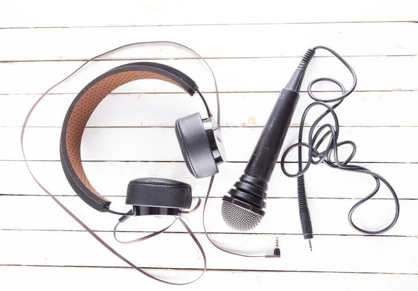 Kopfhörer Und Mikrofon Über Weißem Holz Horizontales Bild — Stockfoto