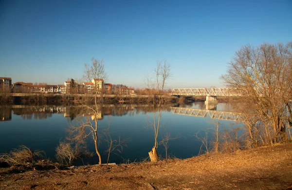 Vista Sul Fiume Con Ponte Sotto Cielo Blu Immagine Orizzontale — Foto Stock