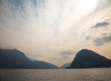 Dağların ve gölün üzerindeki muhteşem gökyüzü, yatay görüntü