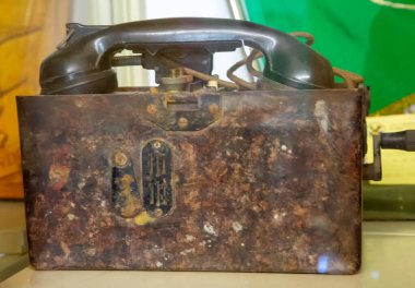 Savaş cephesinde iletişim için eski asker telefonu