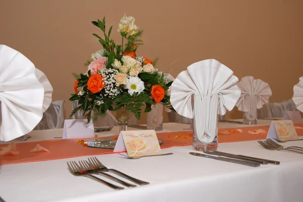 Настройка стола свадебного декора и цветы — стоковое фото