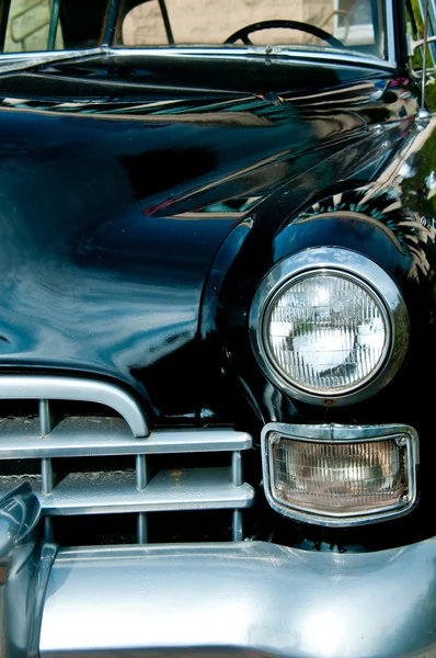 Eski siyah bir araba — Stok fotoğraf
