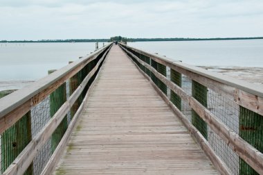 insan yapımı ahşap iskele