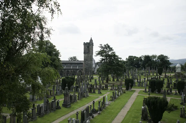 De oude kerk en het kerkhof — Stockfoto