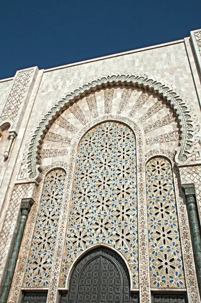 Dekorativa mossaic kring dörren till moskén — Stockfoto
