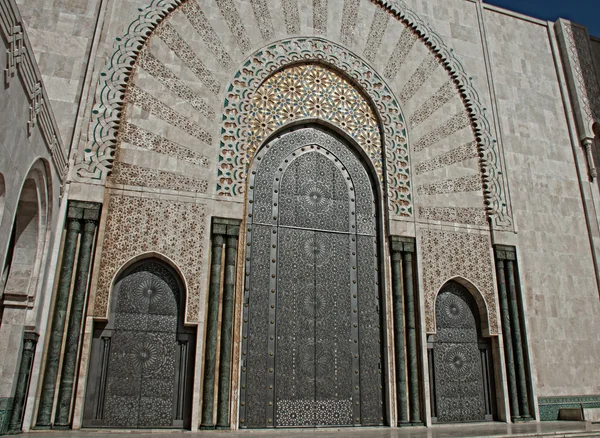 Entrédörrar till El Hassam Ii moské — Stockfoto