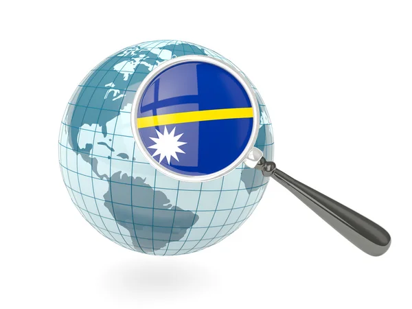 Vergrößerte Flagge von Nauru mit blauer Weltkugel — Stockfoto