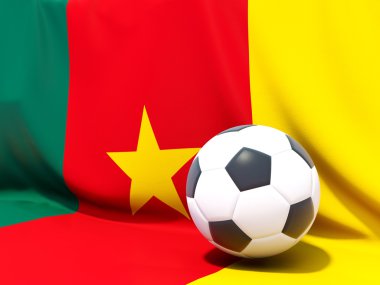 Kamerun bayrağı önünde futbol ile