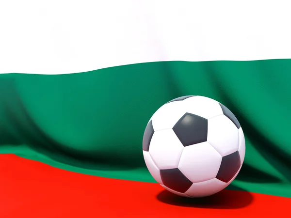 Flagge Bulgariens mit Fußball davor — Stockfoto