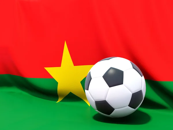 Bandeira de burkina faso com futebol na frente dele — Fotografia de Stock