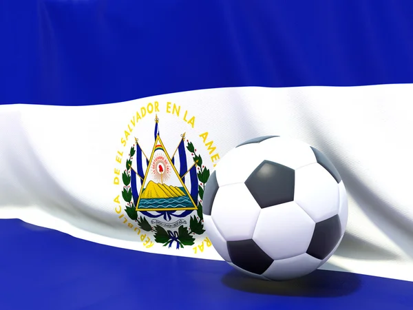 Flagga el salvador med fotboll framför den — Stockfoto