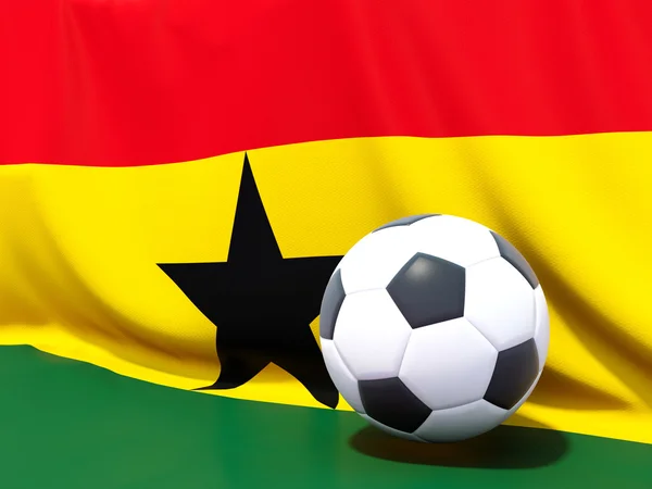 Bandeira de ghana com futebol na frente dela — Fotografia de Stock
