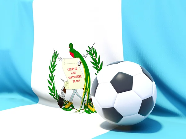 Vlag van guatemala met voetbal voor het — Stockfoto