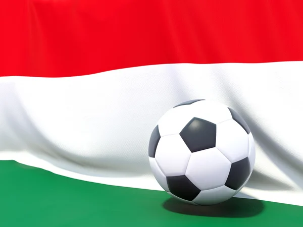 Bandeira de hungary com futebol na frente dele — Fotografia de Stock