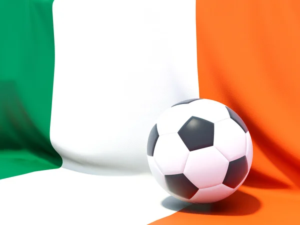 Drapeau de l'Irlande avec le football devant lui — Photo