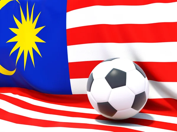 Malezya bayrağı önünde futbol ile — Stok fotoğraf