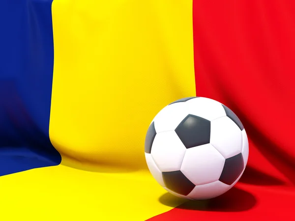 Flagga Rumänien med fotboll framför den — Stockfoto