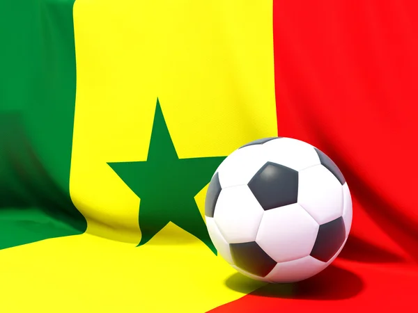 Flagge des Senegal mit Fußball davor — Stockfoto