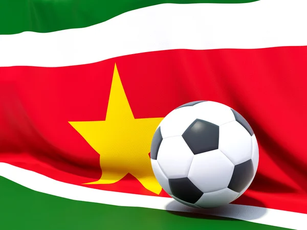 Bandeira do suriname com futebol na frente dela — Fotografia de Stock