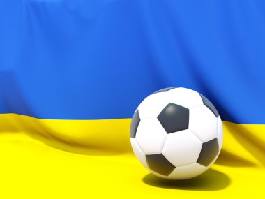 Ukrayna bayrağı önünde futbol ile