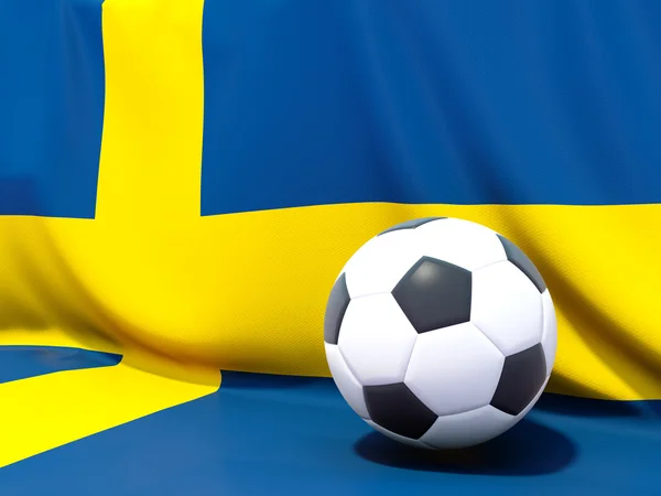 Bandera de Suecia con fútbol frente a ella — Foto de Stock