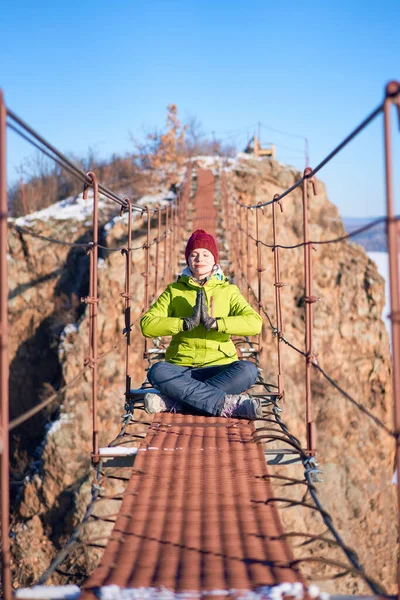 Vonzó Jógázik Természetben Télen — Stock Fotó