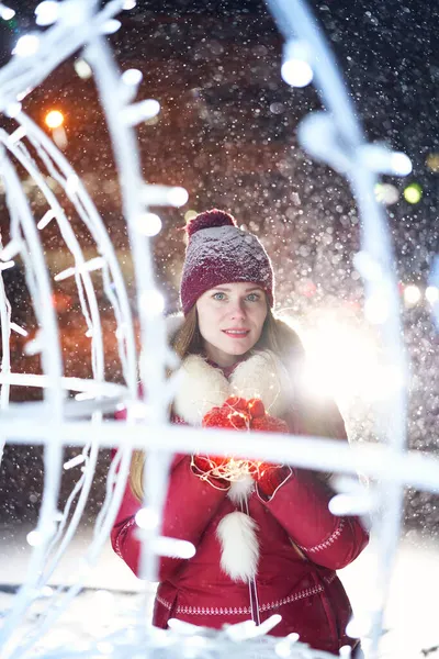 Retrato Una Mujer Sonriente Con Luces Navideñas Sus Manos Fotos de stock libres de derechos