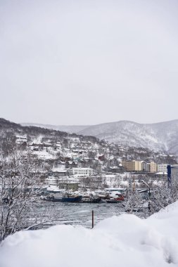 Petropavlovsk Kamçatsky şehri kışın karlı havada. Kamçatka Yarımadası, Rusya