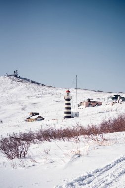 Kışın siyah beyaz deniz feneri