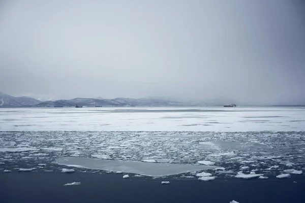 Zimowy Krajobraz Zatoki Avacha Śnieżne Góry Ocean Lodem Pływa Przy — Zdjęcie stockowe