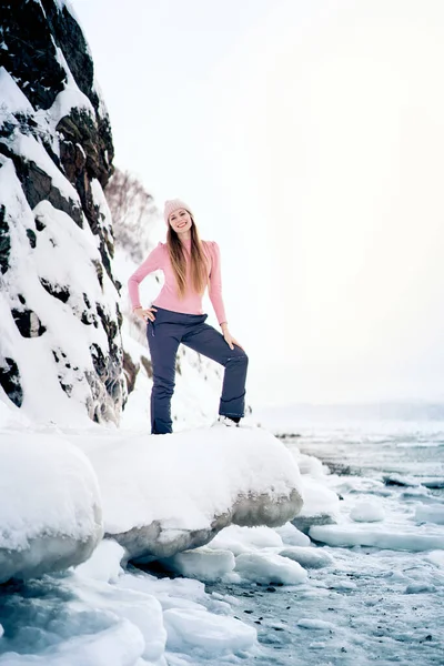 Retrato Una Mujer Sonriente Parada Sobre Hielo Costa Del Océano — Foto de Stock