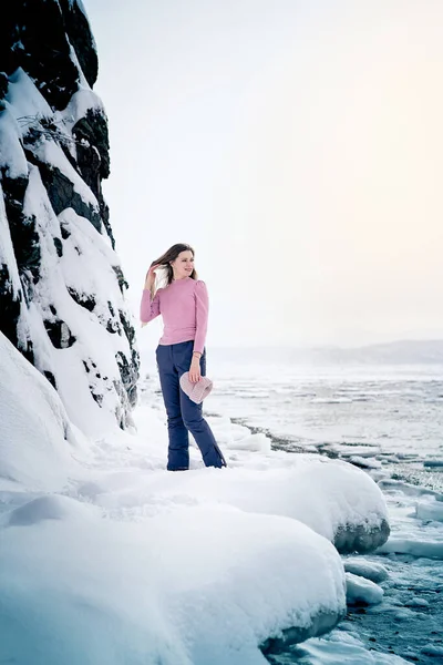 Retrato Una Mujer Sonriente Parada Sobre Hielo Costa Del Océano — Foto de Stock