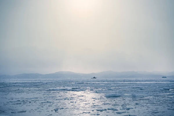 차만의 눈내리는 날씨에는 눈덮인 바다에 얼음이 떠다니고 러시아의 캄차카 — 스톡 사진