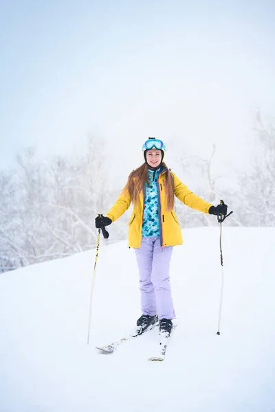 Portret Van Vrolijk Skiër Meisje Geel Jasje Een Besneeuwd Weer — Stockfoto