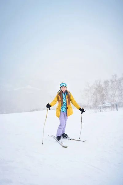 Portret Van Vrolijk Skiër Meisje Geel Jasje Een Besneeuwd Weer — Stockfoto