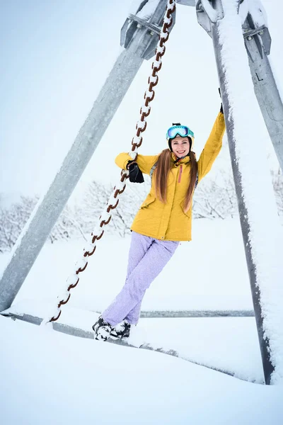 Portrait Skieuse Joyeuse Veste Jaune Par Temps Neigeux — Photo