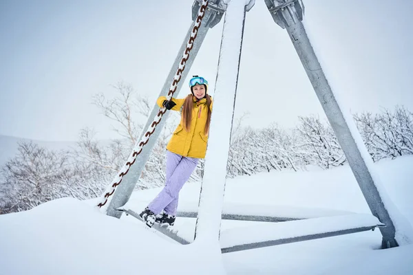 Retrato Menina Esquiador Alegre Jaqueta Amarela Tempo Nevado — Fotografia de Stock