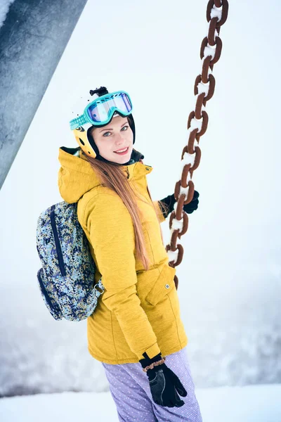 Portret Van Vrolijk Skiër Meisje Geel Jasje Een Besneeuwd Weer — Stockfoto