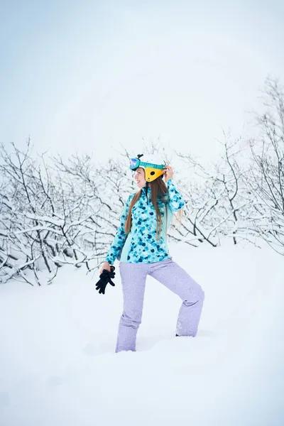Portret Wesołej Narciarki Niebieskim Swetrze Żółtym Hełmie Śnieżnej Pogodzie — Zdjęcie stockowe