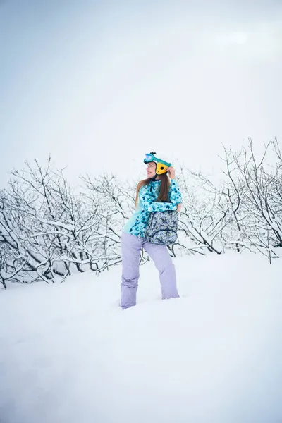 Retrato Menina Esquiador Alegre Suéter Azul Capacete Amarelo Clima Nevado — Fotografia de Stock