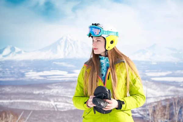 Χαρούμενο Κορίτσι Snowboarder Πράσινο Σακάκι Μπροστά Από Κορυφές Χιονισμένα Ηφαίστεια — Φωτογραφία Αρχείου
