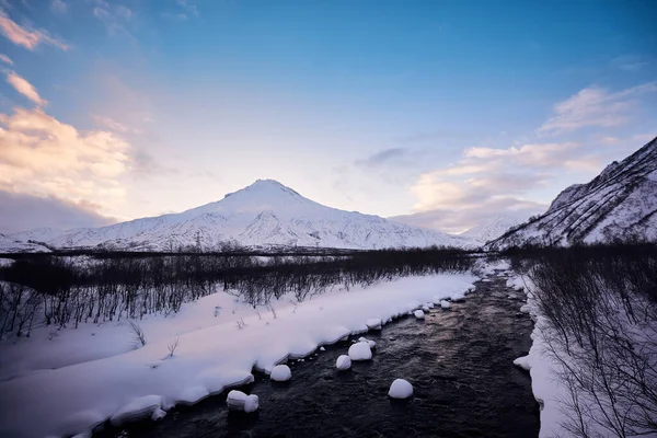Paisagem Inverno Fluxo Sopé Vulcão Vilyuchinsky Início Manhã Península Kamchatka — Fotografia de Stock