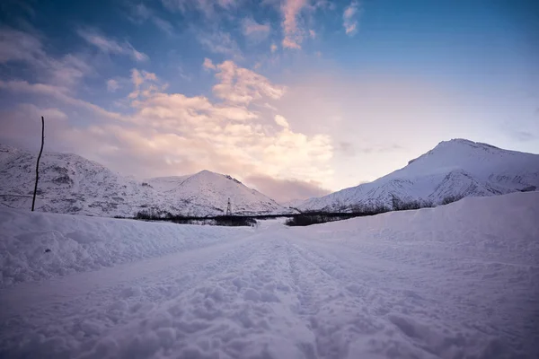 Paisaje Invernal Volcán Vilyuchinsky Cubierto Nieve Contra Cielo Azul Temprano — Foto de Stock