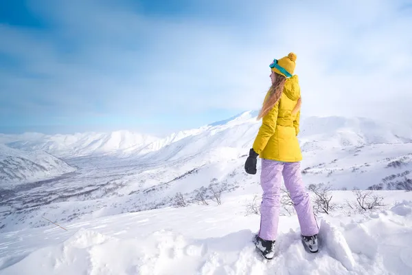 Wesoła Dziewczyna Snowboardzistka Żółtej Kurtce Przed Śnieżnymi Górami Błękitnym Niebem — Zdjęcie stockowe