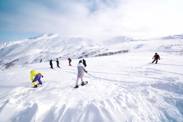 Grupo Snowboarders Freeriding Frente Montanhas Nevadas Céu Azul — Fotografia de Stock
