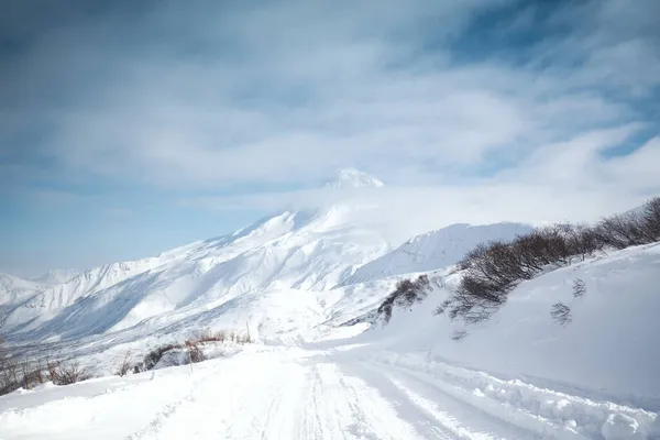 Paisaje Invernal Volcán Vilyuchinsky Cubierto Nieve Contra Cielo Azul Península —  Fotos de Stock