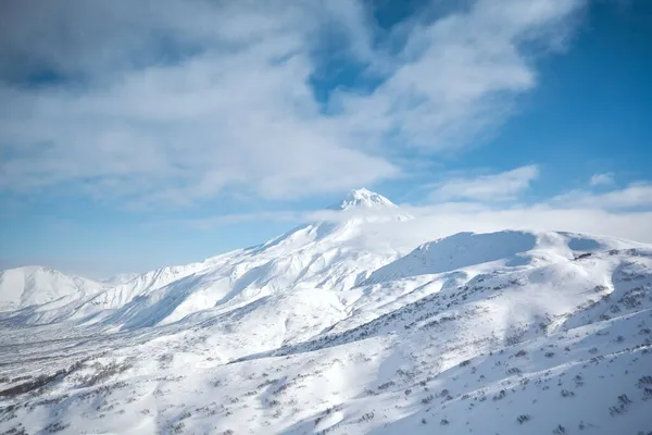 Paysage Hivernal Volcan Vilyuchinsky Recouvert Neige Contre Ciel Bleu Péninsule — Photo